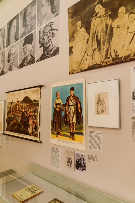 Ältere Semester können sich noch an den Igel Mecki aus der Zeitschrift „Hör zu“ erinnern. Mit den Mecki-Comics fasste der Illustrator Wilhelm Petersen nach dem Zweiten Weltkrieg beruflich wieder Fuß. Dass Petersen von den Nationalsozialisten gefördert und vermarktet wurde, weil er ihnen die passenden Bilder für ihre Propaganda lieferte, blieb erst einmal weitgehend unbemerkt. In der Sonderausstellung „Germanenmythos und Kriegspropaganda. Der Illustrator Wilhelm Petersen (1900–1987)“ wird sein Leben und Werk erstmals wissenschaftlich-kritisch beleuchtet. Nur noch wenige Tage ist diese Ausstellung im Burgsaal der Wewelsburg zu sehen. Am kommenden Sonntag, 19. September, steht ein Kurator der Sonderausstellung in der Zeit von 11 bis 15 Uhr für Fragen zur Verfügung. Der Eintritt ist frei.  National-konservativ geprägt, orientierte sich der Illustrator Wilhelm Petersen bereits in den 1920er Jahren an völkischen Ideologien. 1933 trat er in die Nationalsozialistische Deutsche Arbeiterpartei (NSDAP) ein. Durch Alfred Rosenberg massiv gefördert, wurden seine Werke in Ausstellungen, als Illustrationen und Kunstdrucke vermarktet und von führenden Nationalsozialisten erworben. Seine Bildmotive prägten die Vorstellung von vor- und frühgeschichtlichen Germanen und „nordischen Idealfiguren“. Wilhelm Petersen fand durch persönliche Bekanntschaften und Vernetzungen schnell Gefallen bei einflussreichen Personen im Umkreis der NSDAP. Insbesondere Alfred Rosenberg, Leiter des Außenpolitischen Amtes der NSDAP sowie seit Januar 1934 „Beauftragter des Führers für die Überwachung der gesamten geistigen und weltanschaulichen Schulung und Erziehung der NSDAP“ und seine Mitarbeiter förderten Petersen. Mittels zahlreicher Artikel in einschlägigen Zeitschriften, Ausstellungen und Bildwiedergaben wurde Petersen professionell vermarktet. 1938 verlieh ihm Adolf Hitler den Ehrentitel „Professor“. Bis zu seinem Tod in 1987 distanzierte sich Wilhelm Petersen nicht von seiner Rolle als NS-Künstler und blieb nahezu unbehelligt. Er blieb im Netzwerk ehemaliger Nationalsozialisten und Mitglieder der Waffen-SS verwurzelt, die ihn bis zu seinem Tod protegierten.  „In unserer Ausstellung wird der NS-Künstler in seinen zeitlichen Kontext gestellt und seine Rolle als SS-Kriegszeichner und einem Treiber der SS-Kriegspropaganda aufgearbeitet“, erläutert Museumsleiterin Kirsten John-Stucke. Die Sonderausstellung ist noch bis zum 26. September im Burgsaal der Wewelsburg während der Öffnungszeiten des Kreismuseums zu sehen. 